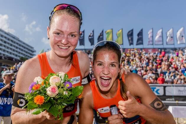 Siegerehrung 1 Julia Sude 2 Chantal Laboureur (MTV Stuttgart VfB Friedrichshafen ) Deutsche Beach-Volleyball Meisterschaften 2016 Timmendorfer Strand