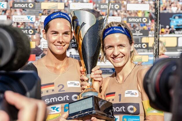 1 Laura Ludwig 2 Kira Walkenhorst (Hamburger SV ) mit Pokal und Presse Deutsche Beach-Volleyball Meisterschaften 2016 Timmendorfer Strand