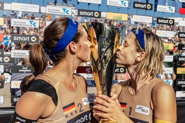 Knutschen Pokal 1 Laura Ludwig 2 Kira Walkenhorst (Hamburger SV ) Deutsche Beach-Volleyball Meisterschaften 2016 Timmendorfer Strand