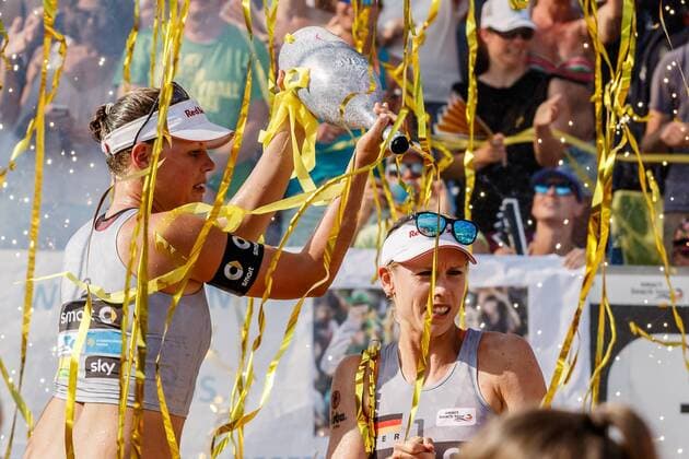 Siegerehrung 1 Karla Borger 2 Britta BuÌˆthe (MTV Stuttgart ) Deutsche Beach-Volleyball Meisterschaften 2016 Timmendorfer Strand