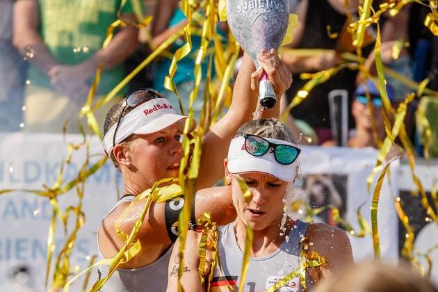 Siegerehrung 1 Karla Borger 2 Britta BuÌˆthe (MTV Stuttgart ) Deutsche Beach-Volleyball Meisterschaften 2016 Timmendorfer Strand
