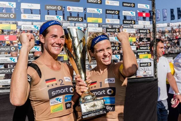 Siegerpose Jubel Pokal Deutsche Meisterinnen 1 Laura Ludwig 2 Kira Walkenhorst (Hamburger SV ) Deutsche Beach-Volleyball Meisterschaften 2016 Timmendorfer Strand