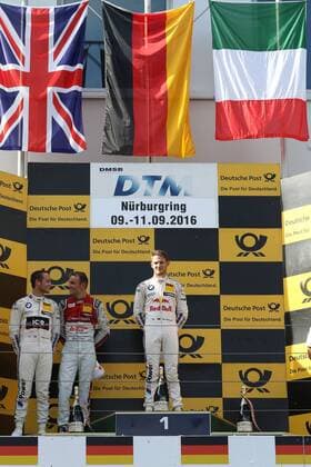 Bilder des Tages - SPORT DTM Nürburgring - Falsche Nationalfahne bei der Siegerehrung 10.09.2016 - Falsche Landesflagge für Jamie Green (GB) (Audi Team Rosberg - Audi RS 5 DTM) bei der Siegerehrung beim DTM-Lauf am Nürburgring. Copyright MP-Sport Pakusch