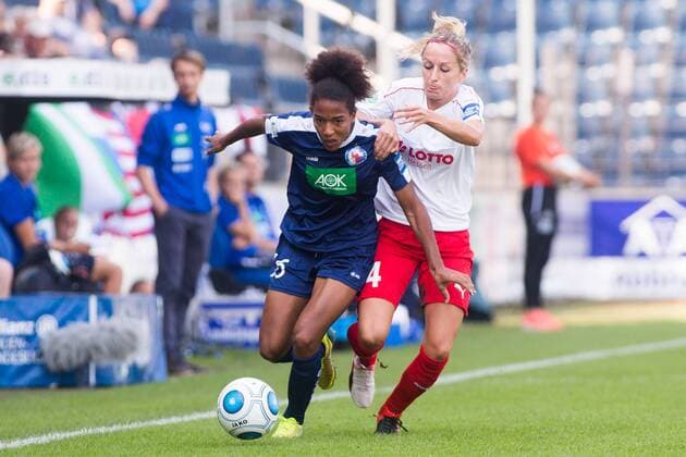10.09.2016, xfrx, Fussball 1.Bundesliga Damen, Turbine Potsdam - 1.FFC Frankfurt v.l. Eseosa Aigbogun (1.FFC Turbine Potsdam),Kathrin Hendrich (1.FFC Frankfurt) Potsdam