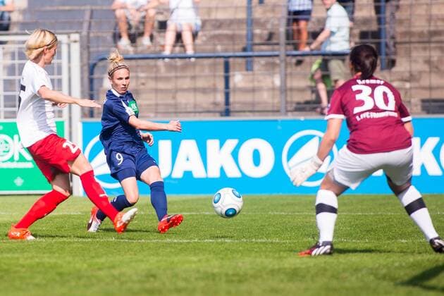 10.09.2016, xfrx, Fussball 1.Bundesliga Damen, Turbine Potsdam - 1.FFC Frankfurt v.l. Saskia Bartusiak (1.FFC Frankfurt),Svenja Huth (1.FFC Turbine Potsdam),Anne-Kathrine Kremer (1.FFC Frankfurt) Potsdam