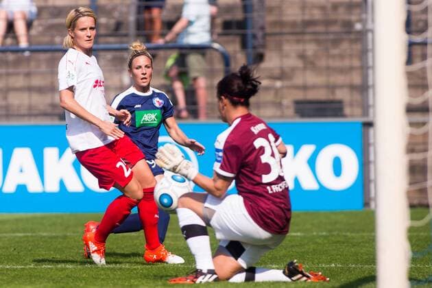 10.09.2016, xfrx, Fussball 1.Bundesliga Damen, Turbine Potsdam - 1.FFC Frankfurt v.l. Saskia Bartusiak (1.FFC Frankfurt),Svenja Huth (1.FFC Turbine Potsdam),Anne-Kathrine Kremer (1.FFC Frankfurt) Potsdam