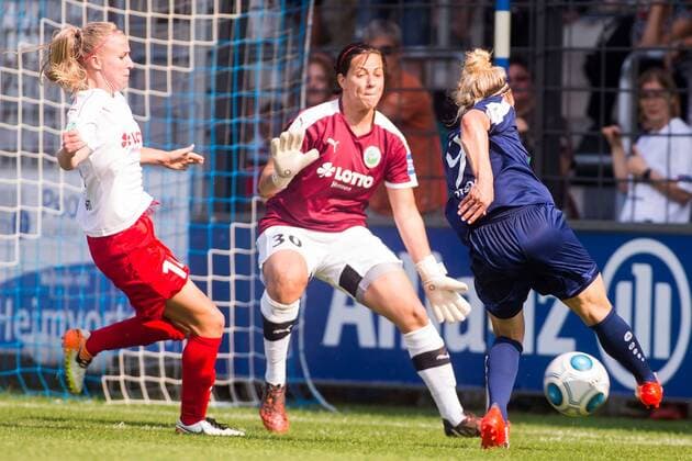 10.09.2016, xfrx, Fussball 1.Bundesliga Damen, Turbine Potsdam - 1.FFC Frankfurt v.l. Jackie Groenen (1.FFC Frankfurt),Anne-Kathrine Kremer (1.FFC Frankfurt),Svenja Huth (1.FFC Turbine Potsdam) Potsdam