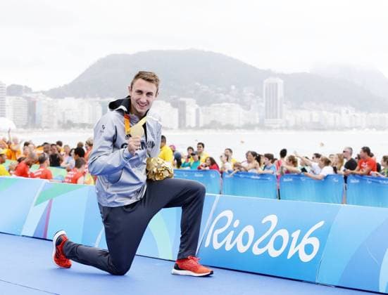 Bilder des Tages - SPORT Rio de Janeiro , Paralympics , Triathlon , Gold für Martin Schulz ( GER ) ,, mit der Medaille an der Copacabana vor dem Zuckerhut