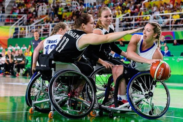 Bilder des Tages - SPORT 10.09.2016, Rio de Janeiro, Olympische Arena Paralympische Spiele, Rollstuhl Basketball Frauen, Deutschland (GER) vs. Großbritannien Grossbritannien (GBR) Zweikampf zwischen Maya Lindholm ( 11 GER), Mareike Miller ( 4 GER) und Sophie Carrigill ( 5 GBR)