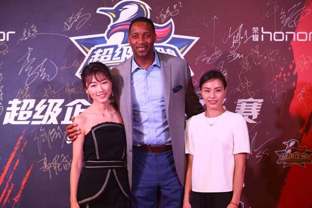 NBA, Hall of Fame Game in Shanghai, roter Teppich SHANGHAI, CHINA - SEPTEMBER 10: American retired professional basketball player Tracy McGrady (C) and Chinese diver star Wu Minxia (R) pose at red carpet of the 2016 Super Penguin Basketball Hall of Fame game on September 10, 2016 in Shanghai, China.  CFP491710045 
