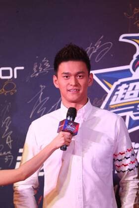 NBA, Hall of Fame Game in Shanghai, roter Teppich SHANGHAI, CHINA - SEPTEMBER 10: Chinese swimming star Sun Yang arrives at red carpet of the 2016 Super Penguin Basketball Hall of Fame game on September 10, 2016 in Shanghai, China.  CFP491710048 
