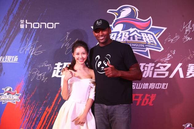 NBA, Hall of Fame Game in Shanghai, roter Teppich SHANGHAI, CHINA - SEPTEMBER 10: American professional basketball player Metta World Peace (R) poses at red carpet of the 2016 Super Penguin Basketball Hall of Fame game on September 10, 2016 in Shanghai, China.  CFP491710051 