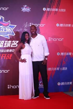 NBA, Hall of Fame Game in Shanghai, roter Teppich SHANGHAI, CHINA - SEPTEMBER 10: American retired professional basketball player Chauncey Billups (R) poses at red carpet of the 2016 Super Penguin Basketball Hall of Fame game on September 10, 2016 in Shanghai, China.  CFP491710052 
