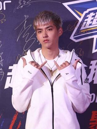NBA, Hall of Fame Game in Shanghai, roter Teppich SHANGHAI, CHINA - SEPTEMBER 10: Chinese singer and actor Kris Wu poses at red carpet of the 2016 Super Penguin Basketball Hall of Fame game on September 10, 2016 in Shanghai, China.  CFP491710054 