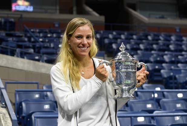Bilder des Tages - SPORT US Open Tennis 2016 Flushing Meadow New York,USA Grand Slam Siegerin US OPEN 2016:Angelique Kerber Angelique Kerber,Deutschland gewinnt das Finale der US Open und istab kommende Woche die neue Nummer 1 der Damenweltrangliste WTA Tennis Damen 2Stunden nach dem Finale ging Angelique nochmals mit Ihrer Trophäe auf den leeren Centercourt und genoß sichtlich die da herrschende Stille.