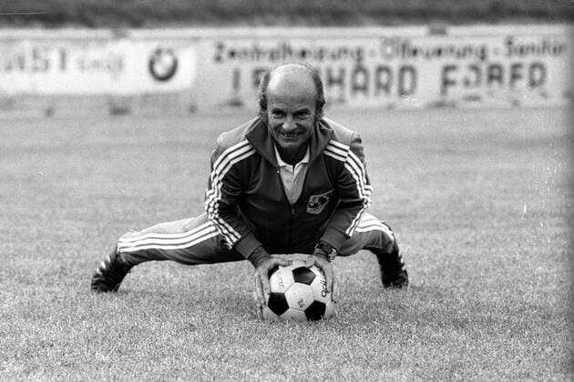 Training FC Bayern München, Trainer Dettmar Cramer im Stütz auf einem Ball