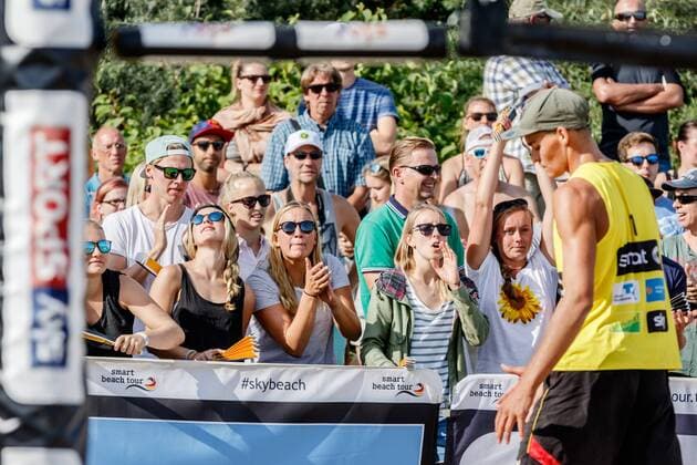 jubelnde Zuschauer mit 1 Max Betzien (VCO Berlin ) Deutsche Beach-Volleyball Meisterschaften 2016 Timmendorfer Strand