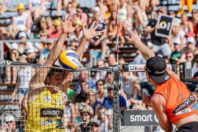 Angriff 2 Thomas Kaczmarek (BR Volleys ) gegen Block 2 Manuel Lohmann (TGM Gonsenheim ) Deutsche Beach-Volleyball Meisterschaften 2016 Timmendorfer Strand