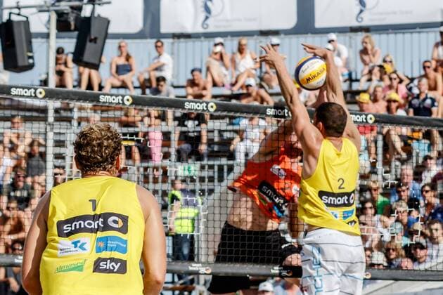 Angriff 2 Thomas Kaczmarek (BR Volleys ) gegen 1 Marcus Popp 2 Manuel Lohmann (TGM Gonsenheim ) Deutsche Beach-Volleyball Meisterschaften 2016 Timmendorfer Strand