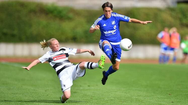 Bild v.L. Zweikampf Jule Dallmann (Borussia Mönchengladbach) (10) Anne Van Bonn (SC Sand) (7) Mönchengladbach, Deutschland, 11.09.2016 - Fussball, Allianz Frauen-Bundesliga, Borussia Mönchengladbach - SC Sand, Fussball, Allianz Frauen-Bundesliga, Borussia Mönchengladbach - SC Sand, xmkx