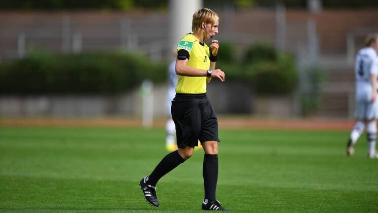 Schiedsrichterin Christine Weigelt , Pfiff , Erstes Allianz Frauen-Bundesligaspiel , Debüt Mönchengladbach, Deutschland, 11.09.2016 - Fussball, Allianz Frauen-Bundesliga, Borussia Mönchengladbach - SC Sand, Fussball, Allianz Frauen-Bundesliga, Borussia Mönchengladbach - SC Sand, xmkx