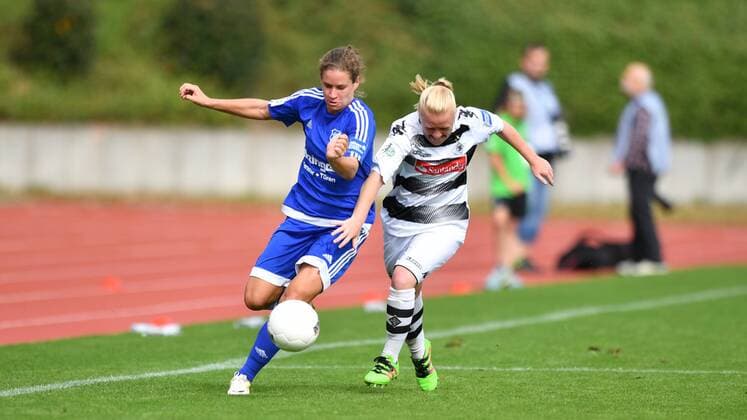 Bild v.L. Zweikampf Nina Burger (SC Sand) (19) Jule Dallmann (Borussia Mönchengladbach) (10) Mönchengladbach, Deutschland, 11.09.2016 - Fussball, Allianz Frauen-Bundesliga, Borussia Mönchengladbach - SC Sand, Fussball, Allianz Frauen-Bundesliga, Borussia Mönchengladbach - SC Sand, xmkx