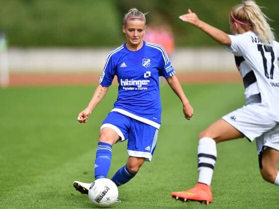 Bild v.L. Isabelle Meyer (SC Sand) (23) Pass vor Vanessa Wahlen (Borussia Mönchengladbach) (17) Mönchengladbach, Deutschland, 11.09.2016 - Fussball, Allianz Frauen-Bundesliga, Borussia Mönchengladbach - SC Sand, Fussball, Allianz Frauen-Bundesliga, Borussia Mönchengladbach - SC Sand, xmkx