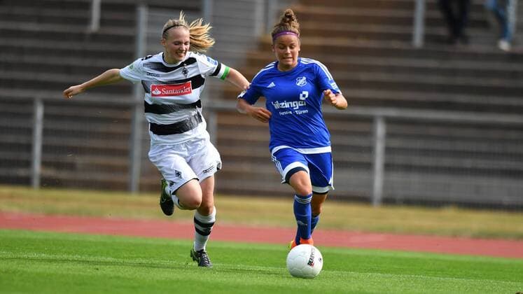 Bild v.L. Julia Koj (Borussia Mönchengladbach) (2) kann Laura Feiersinger (SC Sand) (27) nicht am Torschuss hindern Mönchengladbach, Deutschland, 11.09.2016 - Fussball, Allianz Frauen-Bundesliga, Borussia Mönchengladbach - SC Sand, Fussball, Allianz Frauen-Bundesliga, Borussia Mönchengladbach - SC Sand, xmkx