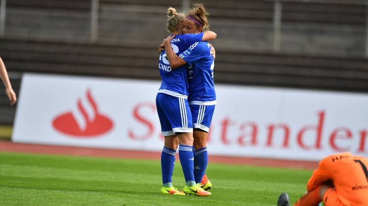 Bild v.L. Jubel, Freuen, celebrate, happy, cheer , Goal Celebration Dominika Skorvankova (SC Sand) (18) mit Torschützin Laura Feiersinger (SC Sand) (27) Mönchengladbach, Deutschland, 11.09.2016 - Fussball, Allianz Frauen-Bundesliga, Borussia Mönchengladbach - SC Sand, Fussball, Allianz Frauen-Bundesliga, Borussia Mönchengladbach - SC Sand, xmkx