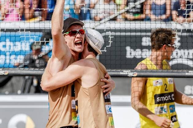 Jubel vlnr 1 Markus Böckermann 2 Lars Flüggen (Der Club an der Alster ) Deutsche Beach-Volleyball Meisterschaften 2016 Timmendorfer Strand