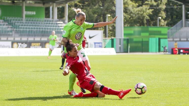 Jessica Wich (Leverkusen, 7) gegen Isabel Kerschowski (Wolfsburg, 27) Zweikampf, Duell, duel, tackle, Dynamik, Action, Aktion, Fussball, Allianz Frauen Bundesliga, VfL Wolfsburg - Bayer 04 Leverkusen, xtgx