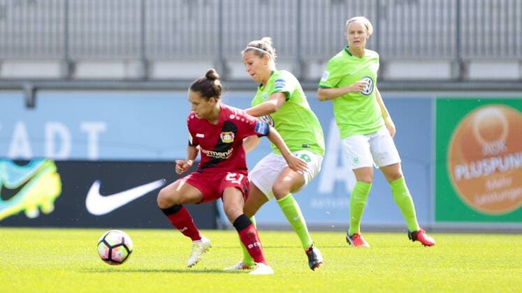 vl Lisa Schwab (Leverkusen, 21) , Lena Goeßling (Wolfsburg, 28) Zweikampf, Duell, duel, tackle, Dynamik, Action, Aktion, Fussball, Allianz Frauen Bundesliga, VfL Wolfsburg - Bayer 04 Leverkusen, xtgx