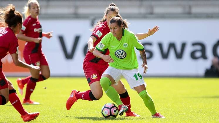 vl Gianna Rackow (Leverkusen, 18), Ramona Bachmann (Wolfsburg, 19) Zweikampf, Duell, duel, tackle, Dynamik, Action, Aktion, Fussball, Allianz Frauen Bundesliga, VfL Wolfsburg - Bayer 04 Leverkusen, xtgx