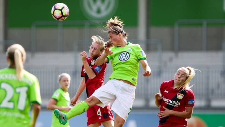 vl Henrietta Csiszar (Leverkusen, 14) gegen Sara Björk Gunnarsdottir (Wolfsburg, 7) Zweikampf, Duell, duel, tackle, Dynamik, Action, Aktion, Fussball, Allianz Frauen Bundesliga, VfL Wolfsburg - Bayer 04 Leverkusen, xtgx