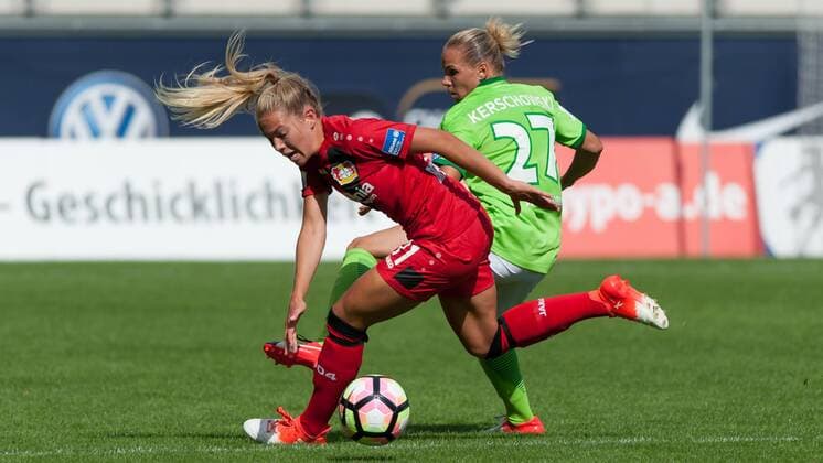 v.li.: Nina Ehegötz (Ehegoetz, Bayer 04 Leverkusen, 11) im Zweikampf mit Isabel Kerschowski (VfL Wolfsburg, 27), Fussball, Allianz Frauen-Bundesliga, VfL Wolfsburg - Bayer 04 Leverkusen, xobx