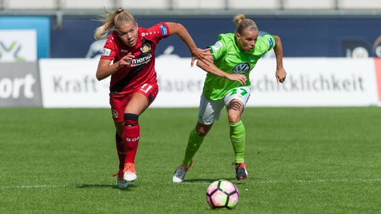 v.li.: Nina Ehegötz (Ehegoetz, Bayer 04 Leverkusen, 11) im Zweikampf mit Isabel Kerschowski (VfL Wolfsburg, 27), Fussball, Allianz Frauen-Bundesliga, VfL Wolfsburg - Bayer 04 Leverkusen, xobx