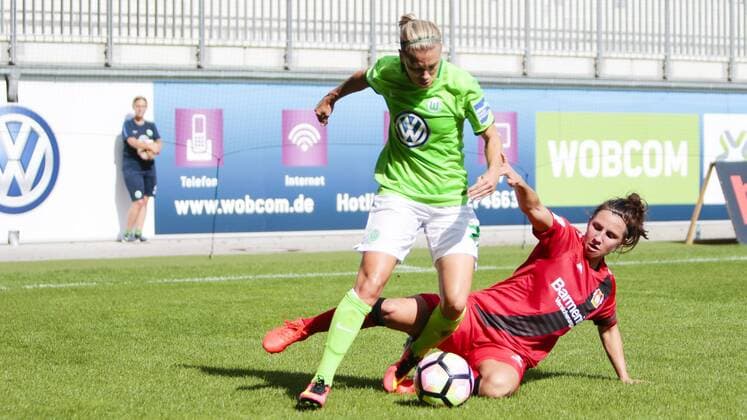 vl Lara Dickenmann (Wolfsburg, 21), Jessica Wich (Leverkusen, 7) zweikampf, Duell, duel, tackle, Dynamik, Action, Aktion, Fussball, Allianz Frauen Bundesliga, VfL Wolfsburg - Bayer 04 Leverkusen, xtgx
