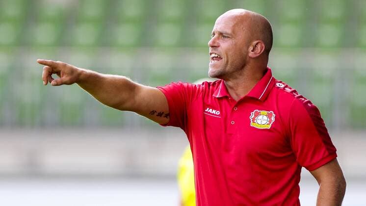 Thomas Obliers (Leverkusen, Trainer) Porträt, Portrait gibt Anweisungen, gestikuliert, mit den Armen gestikulieren, gives instructions, gesticulate, Fussball, Allianz Frauen Bundesliga, VfL Wolfsburg - Bayer 04 Leverkusen, xtgx