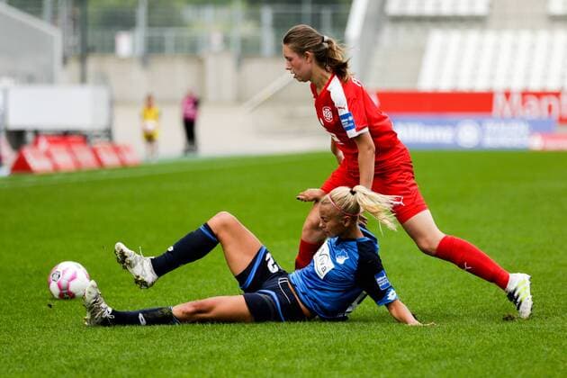 GER, FFBL, SGS Essen vs TSG 1899 Hoffenheim 11.09. 2016, Stadion Essen, Essen, GER, FFBL, SGS Essen vs TSG 1899 Hoffenheim, im Bild Jana Feldkamp (Essen 4) wird fair von Stephanie Breitner (TSG 12) vom Ball getrennt Foto @ nordphoto Rauch nordphotox xRauch