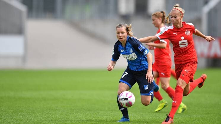 Emily Evels (TSG 1899 Hoffenheim) (17) nicht zu stoppen von Nina Brüggemann (SGS Essen) (22) Essen, Deutschland, 11.09.2016 - Fussball, Allianz Frauen-Bundesliga, SGS Essen - TSG 1899 Hoffenheim, Fussball, Allianz Frauen-Bundesliga, SGS Essen - TSG 1899 Hoffenheim, xmkx