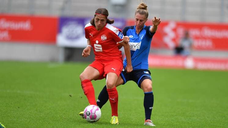 Bild v.L. Zweikampf Charline Hartmann (SGS Essen) (13) mit Anne Fühner (TSG 1899 Hoffenheim) (18) Essen, Deutschland, 11.09.2016 - Fussball, Allianz Frauen-Bundesliga, SGS Essen - TSG 1899 Hoffenheim, Fussball, Allianz Frauen-Bundesliga, SGS Essen - TSG 1899 Hoffenheim, xmkx
