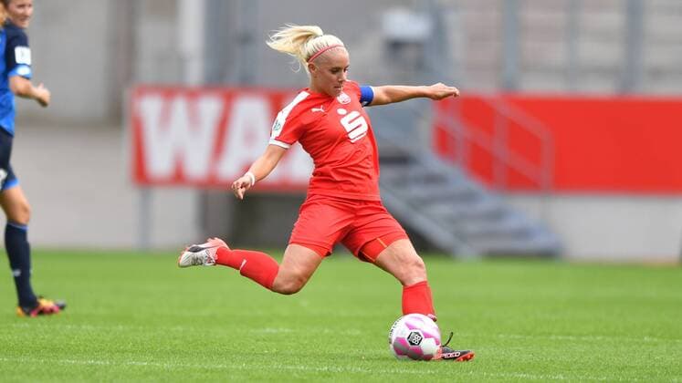 Ina Lehmann (SGS Essen) (21) Flanke , in Aktion, in Action Essen, Deutschland, 11.09.2016 - Fussball, Allianz Frauen-Bundesliga, SGS Essen - TSG 1899 Hoffenheim, Fussball, Allianz Frauen-Bundesliga, SGS Essen - TSG 1899 Hoffenheim, xmkx