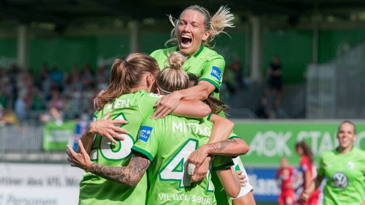 v.li.: Lara Dickenmann (VfL Wolfsburg, 21) und die Spielerinnen des VfL Wolfsburg mit Torjubel, Jubel, Freude über das Tor zum 1:0, Fussball, Allianz Frauen-Bundesliga, VfL Wolfsburg - Bayer 04 Leverkusen, xobx