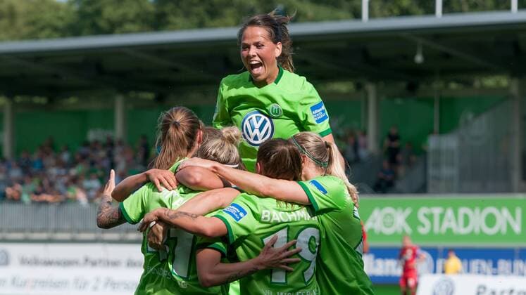 v.li.: Sara Björk Gunnarsdottir (Bjoerk, VfL Wolfsburg, 7) und die Spielerinnen des VfL Wolfsburg mit Torjubel, Jubel, Freude über das Tor zum 1:0, Fussball, Allianz Frauen-Bundesliga, VfL Wolfsburg - Bayer 04 Leverkusen, xobx