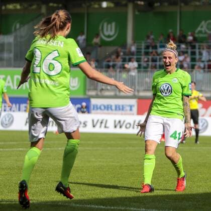 Anja Mittag (Wolfsburg, 41) Jubel, Torjubel, Torerfolg, celebrate the goal, goal, celebration, Jubel ueber das Tor, optimistisch, Action, Aktion, links Caroline Graham Hansen (Wolfsburg, 26), Fussball, Allianz Frauen Bundesliga, VfL Wolfsburg - Bayer 04 Leverkusen, xtgx