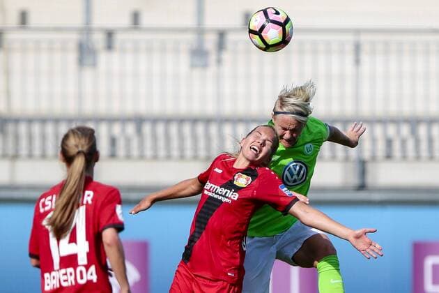 vl Nina Ehegötz (Leverkusen, 11), Nilla Fischer (Wolfsburg, 4) Zweikampf, Duell, duel, tackle, Dynamik, Action, Aktion,Kopfball, header, Aktion, Action, Fussball, Allianz Frauen Bundesliga, VfL Wolfsburg - Bayer 04 Leverkusen, xtgx