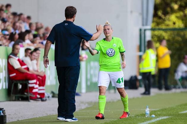 Ralf Kellermann (Trainer Wolfsburg) und Anja Mittag (Wolfsburg, 41) Auswechslung, Fussball, Allianz Frauen Bundesliga, VfL Wolfsburg - Bayer 04 Leverkusen, xtgx