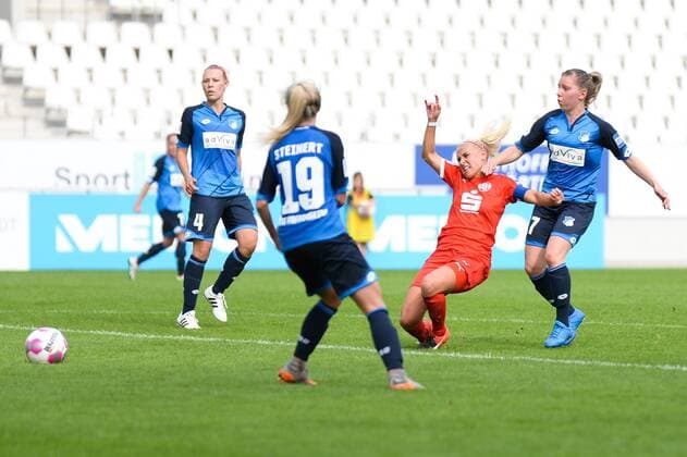 Ina Lehmann (SGS, 21), Emily Evels (TSG, 17) Essen, Germany, 11.09.2016 - Fussball, Allianz Frauen-Bundesliga, SGS Essen - TSG Hoffenheim, Fussball, Allianz Frauen-Bundesliga, SGS Essen - TSG Hoffenheim, xKLx