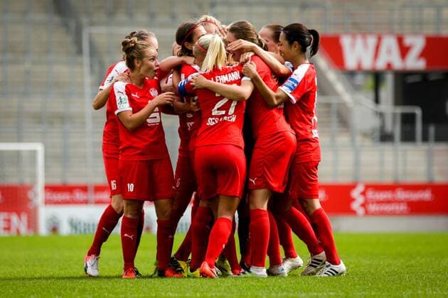 GER, FFBL, SGS Essen vs TSG 1899 Hoffenheim 11.09. 2016, Stadion Essen, Essen, GER, FFBL, SGS Essen vs TSG 1899 Hoffenheim, im Bild die Mannschaft der SGS Essen jubelt über den Treffer zum 1: 0 durch Lea Schüller Schueller Foto @ nordphoto Rauch nordphotox xRauch