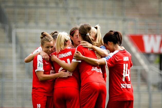 GER, FFBL, SGS Essen vs TSG 1899 Hoffenheim 11.09. 2016, Stadion Essen, Essen, GER, FFBL, SGS Essen vs TSG 1899 Hoffenheim, im Bild die Mannschaft der SGS Essen jubelt über den Treffer zum 1: 0 durch Lea Schüller Schueller Foto @ nordphoto Rauch nordphotox xRauch